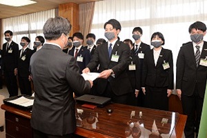 新採用職員辞令交付