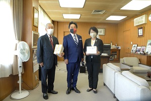 30日　保育所・幼稚園などに新型コロナ検査キットを贈呈の画像