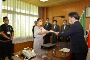 5日　ウクライナ避難民チジェンコ・アロナさんに辞令交付の画像