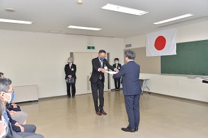 31日　退職、帰任職員に感謝状を贈呈の画像1