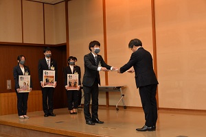 24日　帰任職員に感謝状を贈呈の画像