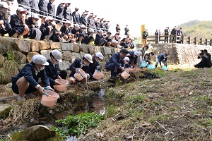 20日　ホタルの幼虫の放流式への画像2