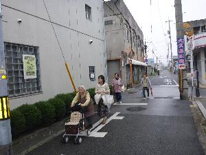避難場所へ向かう市民の画像