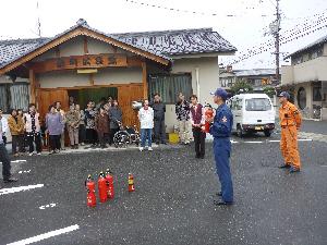 消火器の使い方について指導を受ける市民の画像
