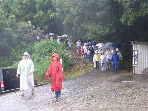 避難所へ集まる市民（下原地区）の画像