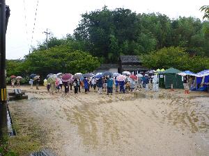避難場所で安否確認（砂古地区）の画像