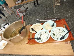 火は簡易コンロ、水はペットボトルね限られた食材、災害時を想定し工夫したレシピで炊き出し訓練を実施している画像