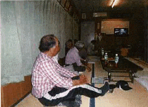 防災啓発ビデオで学んでいる画像