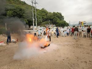 実際に火を起こし消火器を使い消火訓練をしている画像