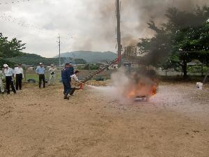 消防署の指導のもと実践的な消火訓練を実施している画像