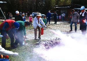 八代地区自主防災会の活動で消火器の取扱い訓練をしている画像