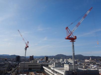 タワークレーン（2基目）の設置が完了しました。（令和6年2月6日撮影）の画像