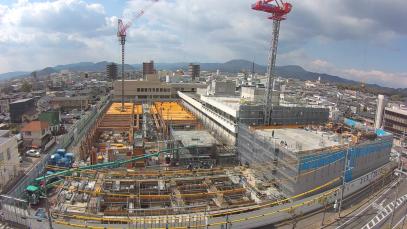 議会棟の北半分は3階の床コンクリート、南半分は基礎のコンクリート打設をしています。(令和6年3月8日撮影)の画像