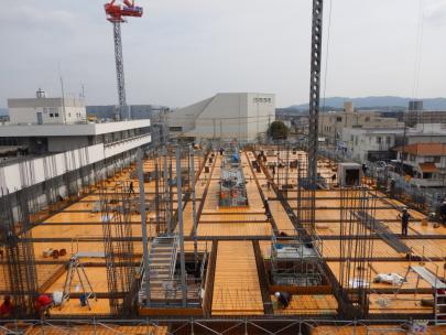 庁舎棟では2階の床部分の型枠と鉄筋工事を施工中です。（令和6年3月14日撮影）の画像