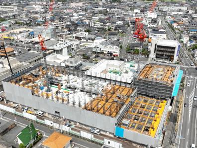 庁舎棟では3階床部分のコンクリート打設が一部完了。（令和6年4月25日撮影）の画像