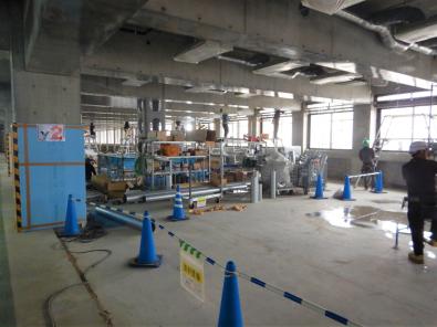 庁舎棟1階内部の様子です。窓枠のサッシを取り付けています。(令和6年5月8日撮影)の画像