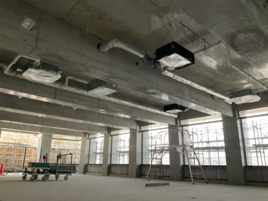 庁舎棟2階内部の様子です。天井に空調機器を順次取り付けています。(令和6年6月11日撮影)の画像