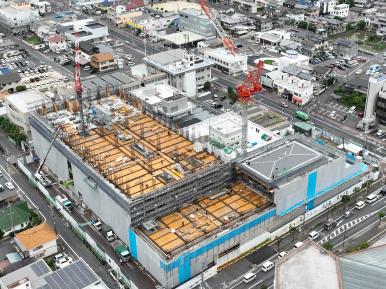 庁舎棟では5階床のコンクリート打設が一部完了。議会棟では議場の屋根部分を施工中です。（令和6年6月25日撮影）の画像