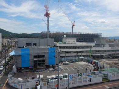 庁舎棟5階部分の躯体工事を行っています。現庁舎を追い越しているのがわかります。（令和6年7月8日撮影）の画像