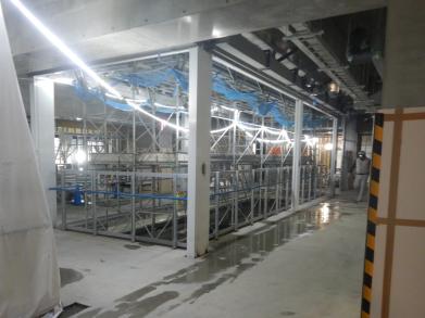 庁舎棟2階内部の様子です。吹抜部分の手摺の取付工事をしています。（令和6年7月11日撮影）の画像