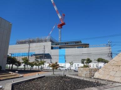 議会棟の外観の様子です。外部の工事が完了した箇所から足場を解体しています。（令和6年8月8日撮影）の画像