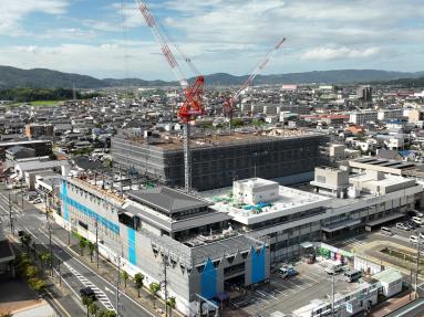 庁舎棟では屋上床部分の型枠・配筋等の躯体工事を行っています。（令和6年8月27日撮影）の画像