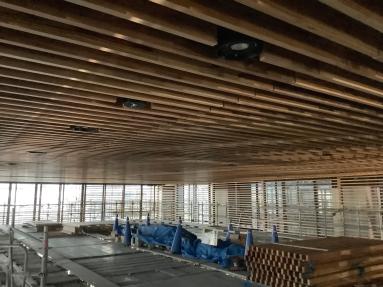 多目的ホール天井の木ルーバーの取付状況です。総社市産のスギを使用しています。（令和6年9月5日撮影）の画像