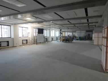 庁舎棟1階執務室の様子です。天井の照明器具を取り付けています。（令和6年9月12日撮影）の画像