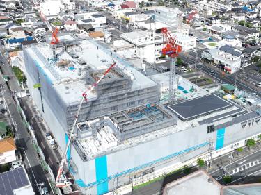 庁舎棟と議会棟の屋上では，機械室などの躯体工事を行っています。（令和6年9月24日撮影）の画像