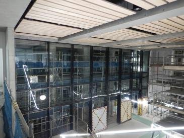 庁舎棟エントランスホールの内部の様子です。2階まで吹抜になっています。（令和6年11月5日撮影）の画像