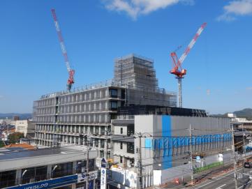 作業が完了した箇所から順次,外部足場を解体しています。(令和6年11月13日撮影)の画像