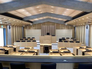 議場の様子です。机と椅子の設置が完了しました。（令和7年2月6日撮影）の画像