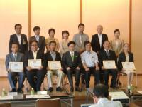 片岡市長・市民提案型事業審議会委員と記念撮影の画像