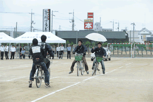 自転車同士の事故から車との接触事故の画像