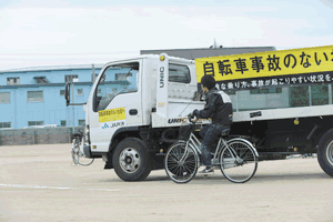 トラックの巻き込みによる接触事故の画像