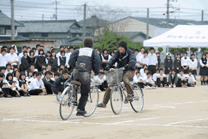 自転車同士の接触事故の画像