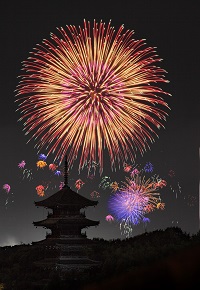 五重塔をバックに花火が上がる写真作品