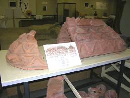 ヒレのついた陶棺の画像