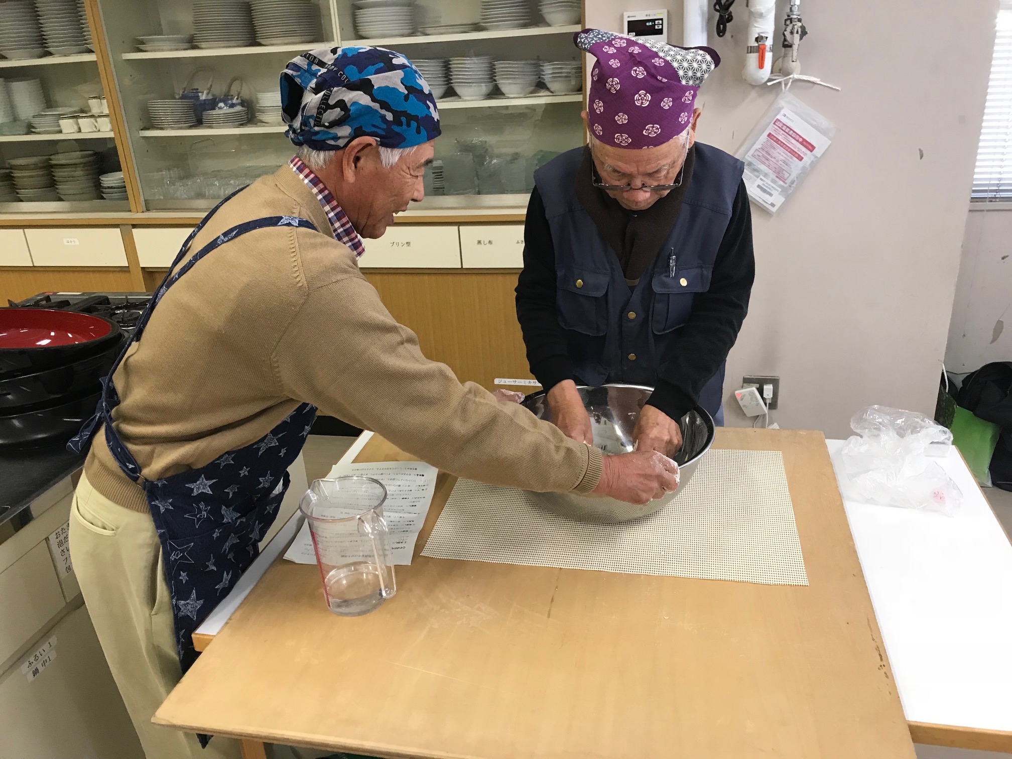山手男性料理会の調理風景