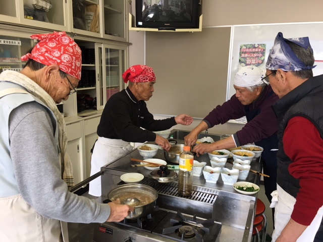 清音男の料理教室の調理風景