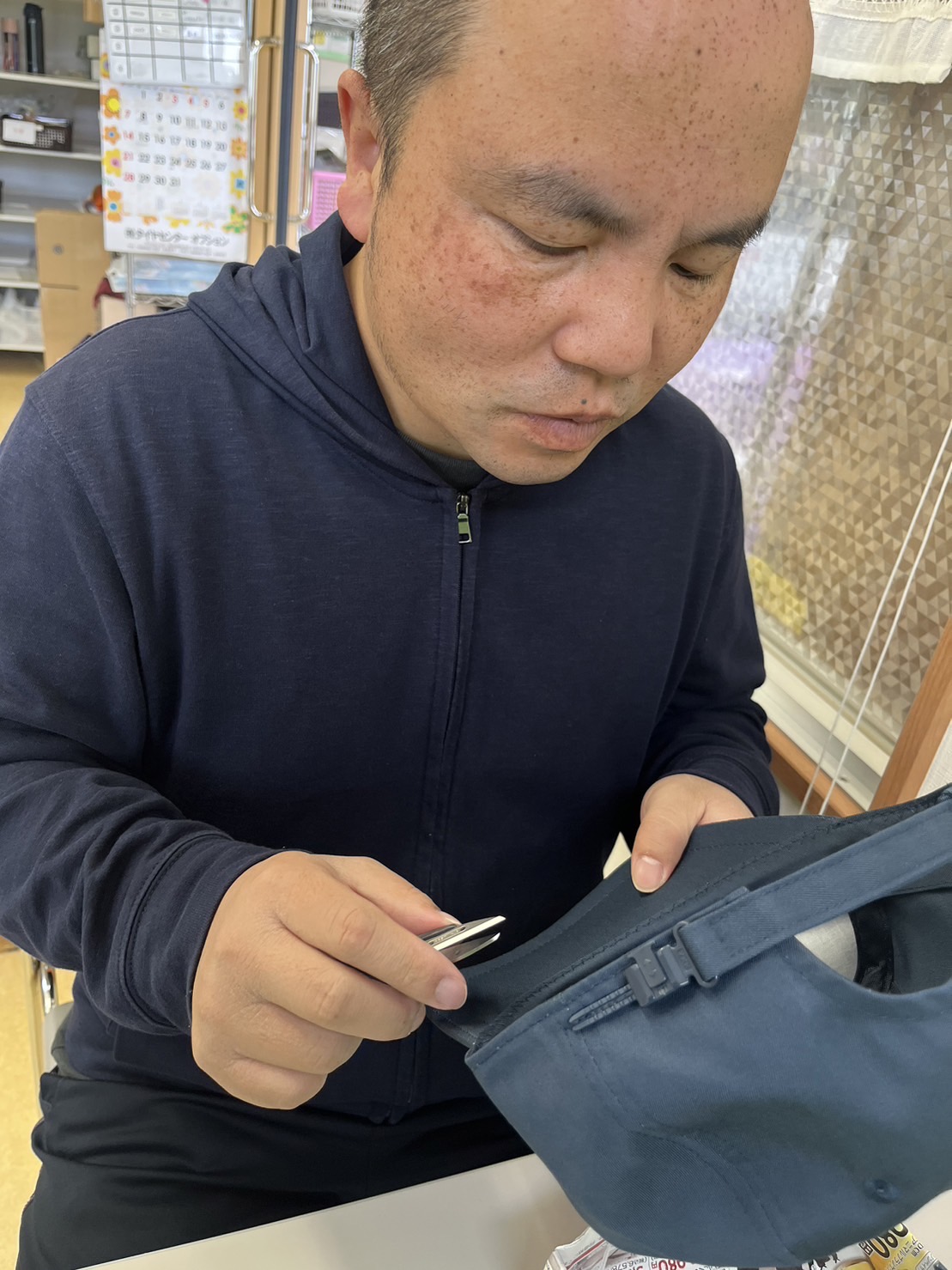 おつまみシ－ル貼リ作業