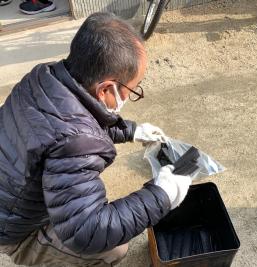 竹炭の袋詰め作業の画像