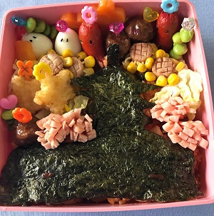 自然に囲まれた五重塔の画像