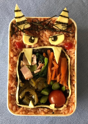 総社産の美味しい食べ物を食べて悪さを辞めた赤鬼の画像