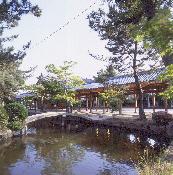 水面に映る回廊