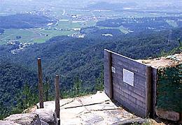 東門と東門からの眺めの画像