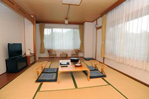 和室（バス付き・角部屋）～きびじつるの里を眺められる和みの空間～の画像1