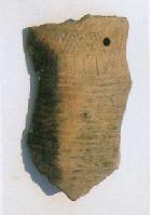 掘立柱建物線刻土器の写真