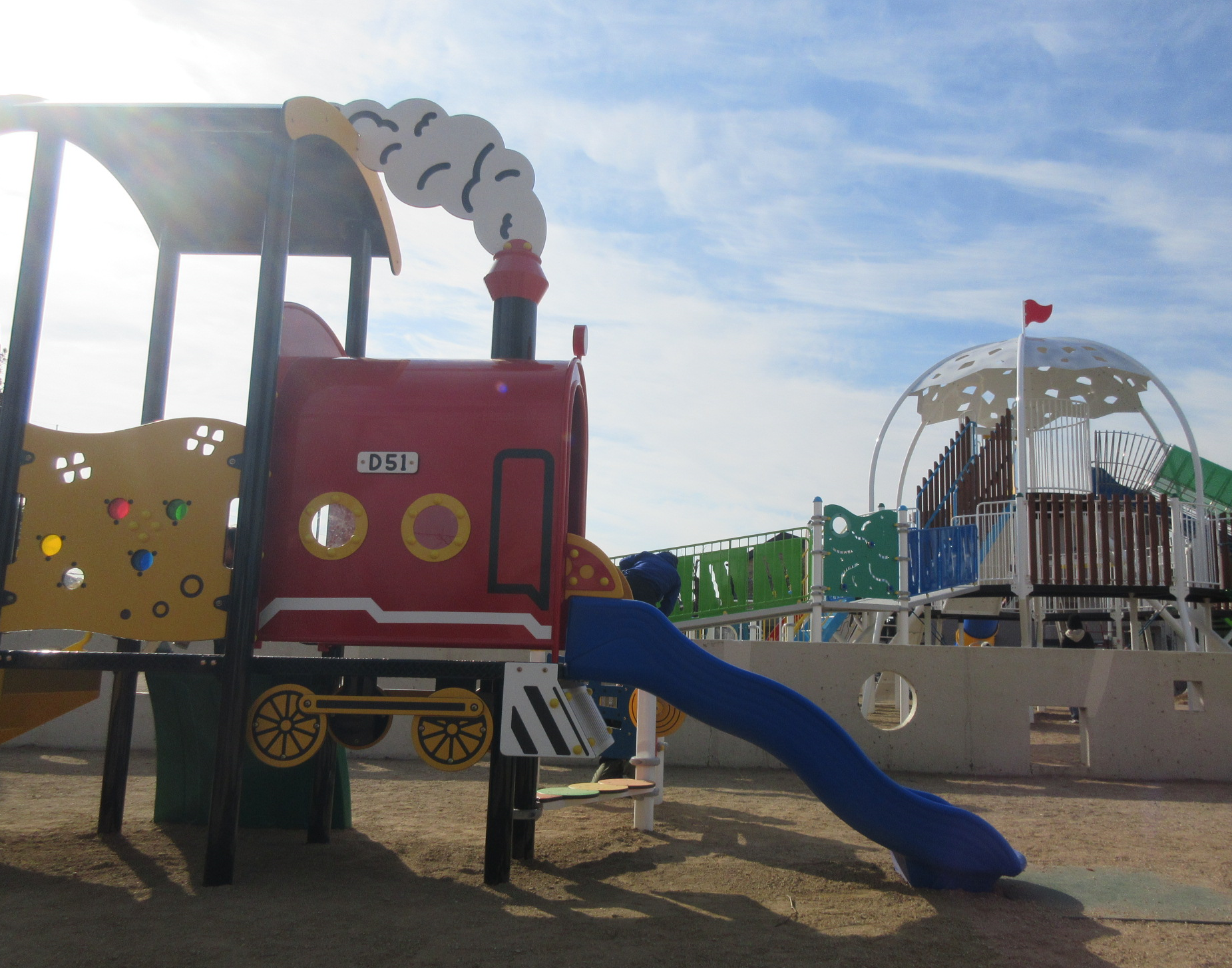 石原公園新設遊具（機関車モチーフ）