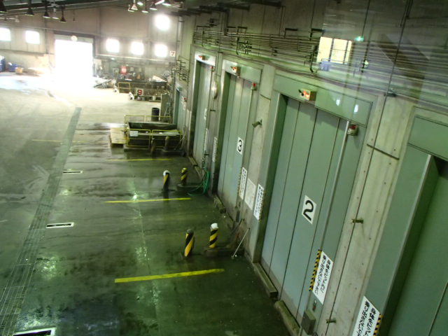 プラットフォームでの搬入状況の見学の画像